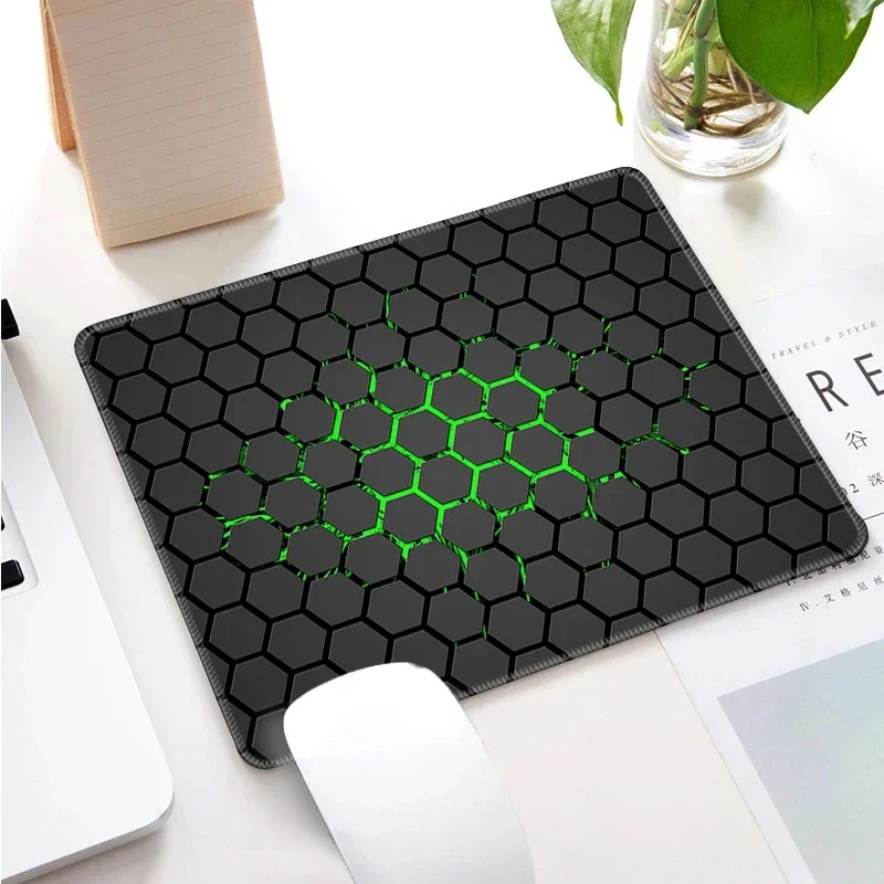 لوحة ماوس بتصميم هندسي مع قاعد - مراجعة Gaming Keyboard Mini وسعره